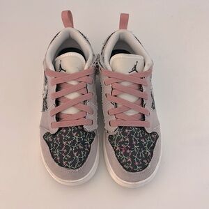 Jordan 1 Low Alt SE
Girls sneakers